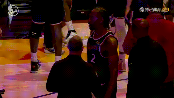 在今天快船客场挑战湖人的焦点战中，发生了特别让人揪心的一幕。当时比赛进行到了第四