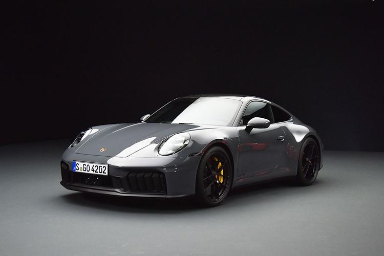 日前，保时捷对外发布了基于992打造的新款911系列车型（代号992.2），除了