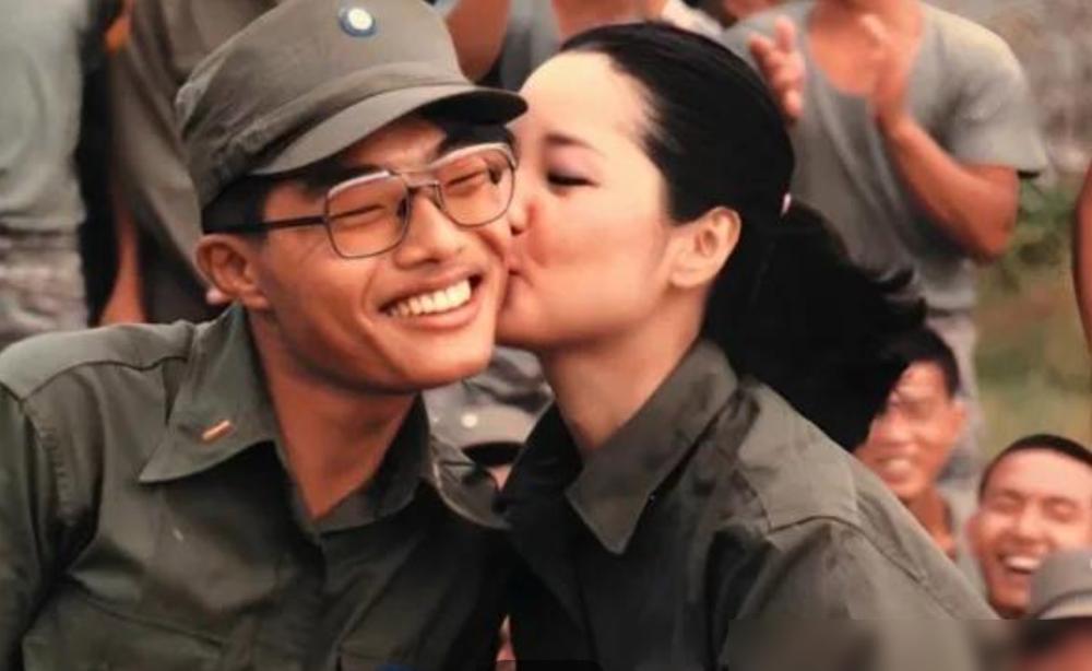 如果故事只停在那三天不洗脸，就太可惜了。
1981年，士兵薛进友被邓丽君亲吻脸
