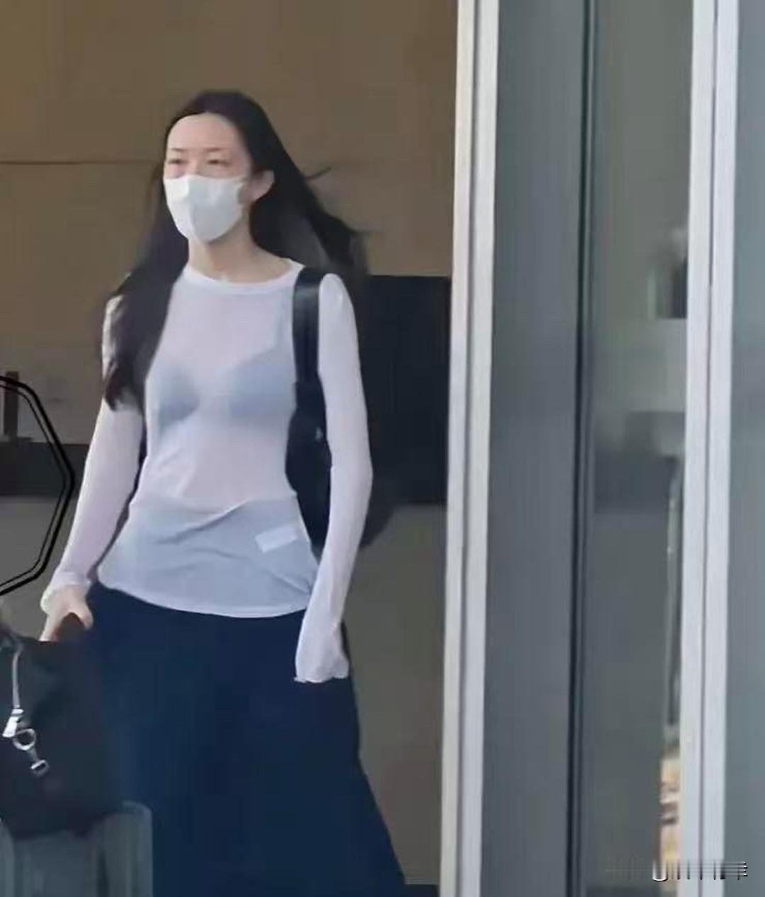 王菲、李亚鹏女儿李嫣一身透视装现身机场

近日，有网友拍到王菲跟二女儿李嫣现身机