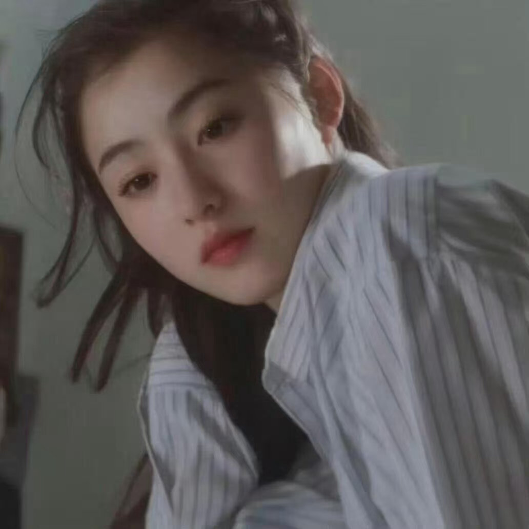 张柏芝开灯瞬间 惊艳 灯没开时是氛围感，灯一亮是直接封神。素颜、晨起、无修图——