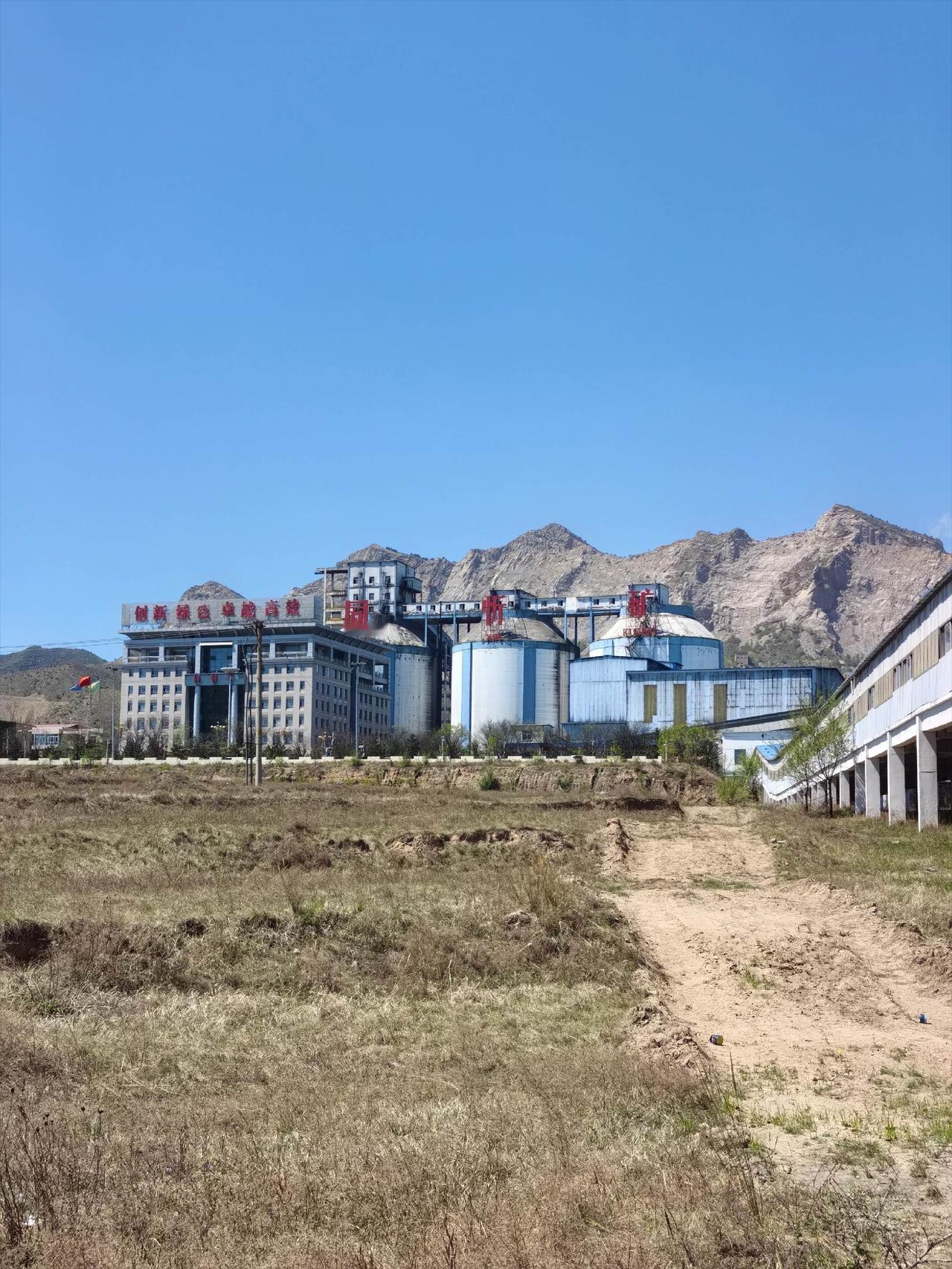 大同同忻煤矿：晋能控股煤业集团同忻煤矿坐落于大同市云冈区。这是一座绿色矿山，千万