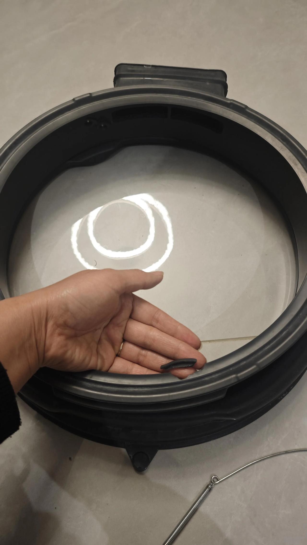 友情提醒大家，滚筒洗衣机放衣服时一定要放进桶内，不然就如图片，因为衣角夹住了，导