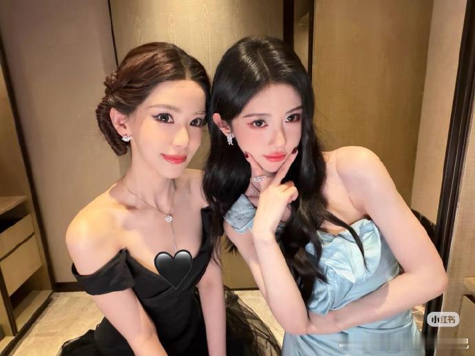 鞠婧祎迅猛龙合照鞠婧祎迅猛龙同框合照 鞠婧祎和迅猛龙合照，两个美女子同框，直接美