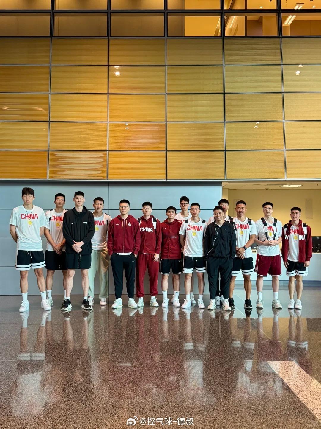 中国男篮，已经抵达卡塔尔多哈！结束佛山阶段全部热身赛，全队提前奔赴客场，备战世预