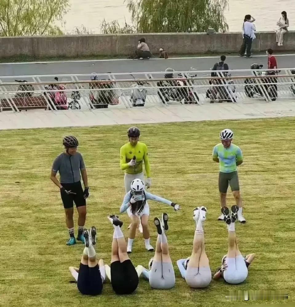 早上散步看到的，这些骑行圈人士在干什么呢？ ​