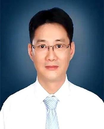 法院悬赏两千五百多万，就为了找一个人的财产线索。
这人谁？曾经的建筑大亨，南通三