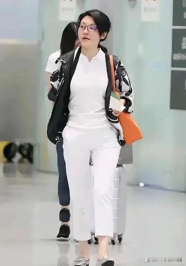 她的花期好长啊 ,太神奇了，她的脸为啥不垮哦，都快60岁的人还这么好看，你看她走