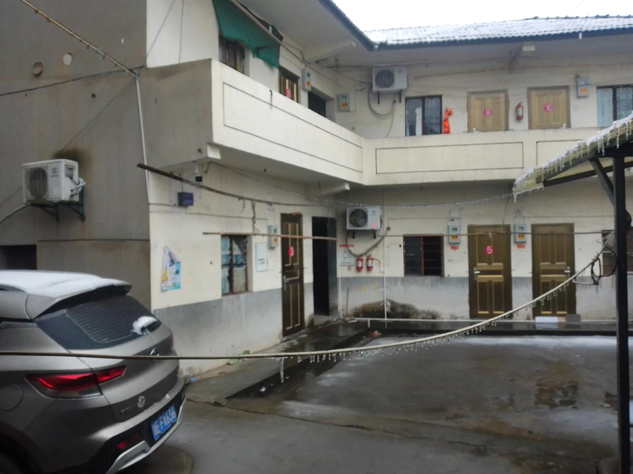 现在又下雨雪了，冰天雪地的，挺冷的，也没有什么菜，还有一个土豆，一点腊肉，凑合一