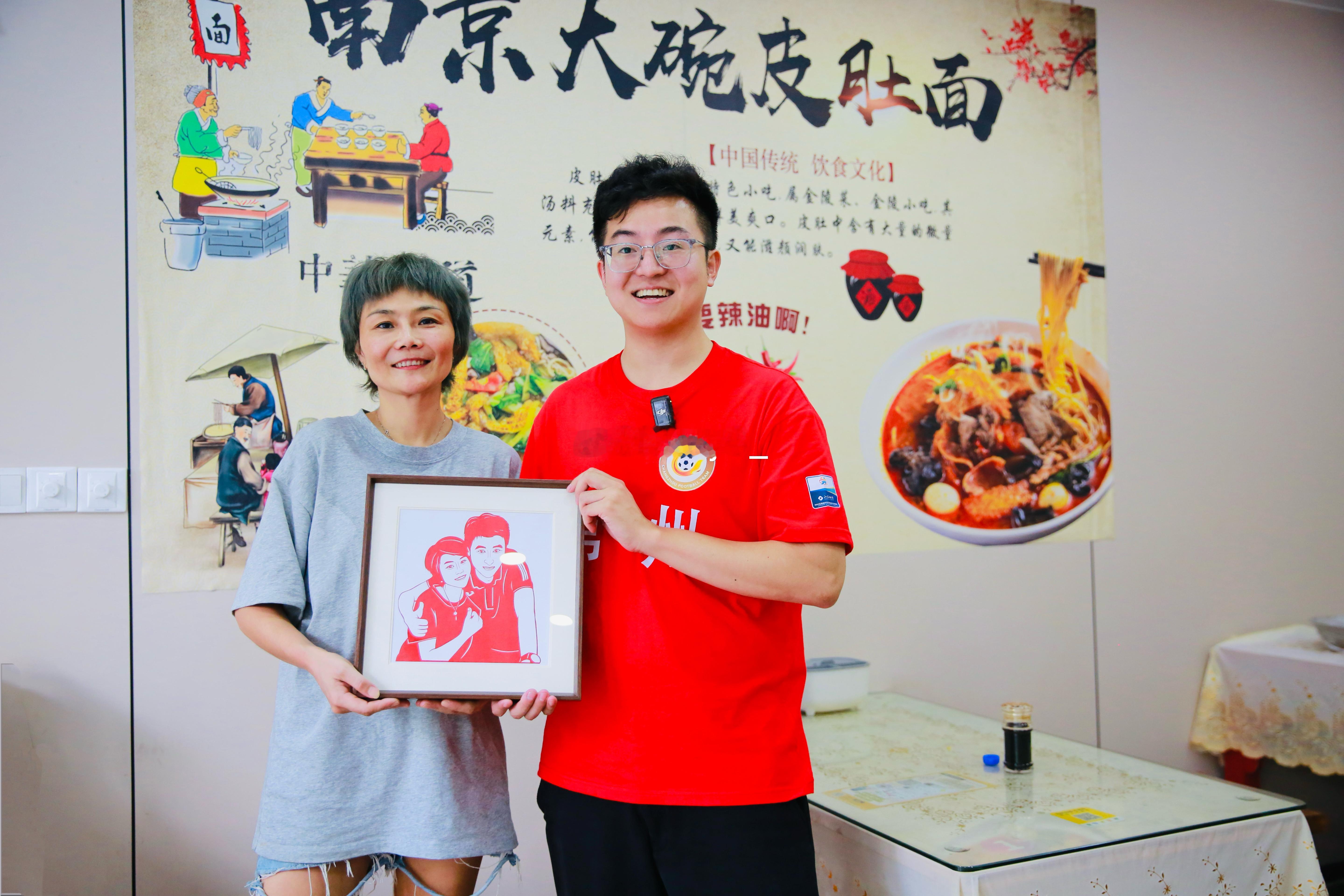 为常州队加油助威常州[超话] 特意为樊导和艳姐剪的剪影 太有心了[心] ​​​