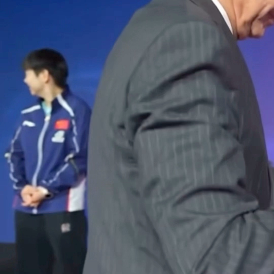 孙颖莎世界杯三冠王 俺们小莎说什么呢 