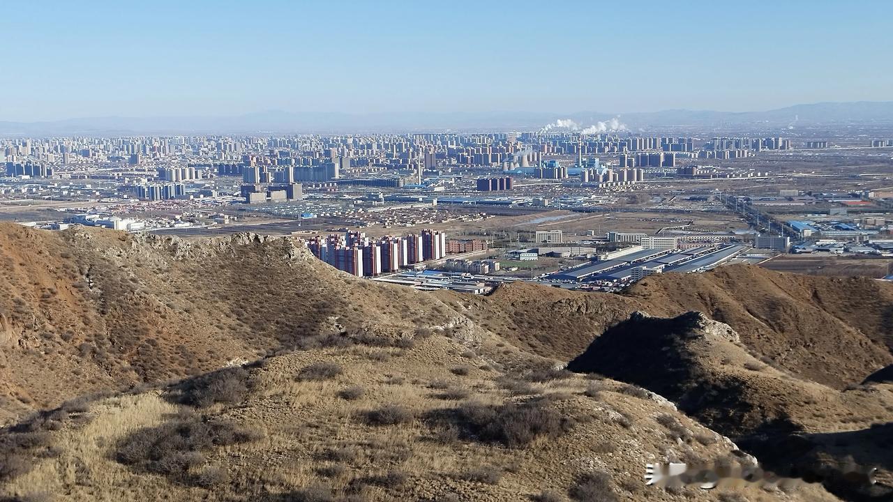 从高山顶上俯瞰青城
🍁这是从姑子庙遗址（图5）俯瞰城市。今天雨水，天气晴好，春