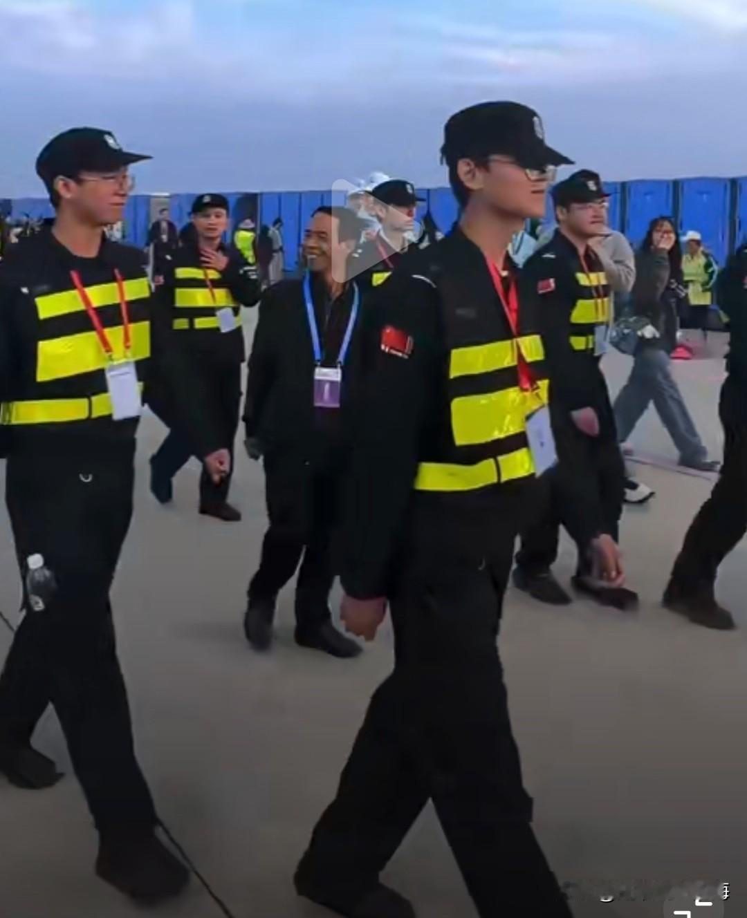 网络真是太神奇啦，一个炸鸡排的竟能有如此大排场！要是不认识，谁能相信他只是个炸鸡