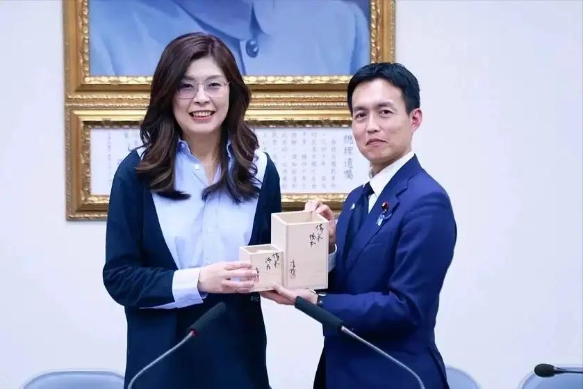 台当局再向日灾区捐款500万，朝野争先媚日，令人难解！

昨天，台湾外事部门负责