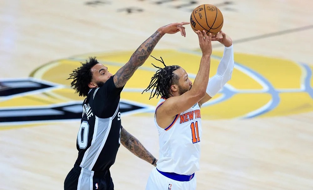 NBA总决赛迎来G3较量，马刺客场115-111战胜尼克斯，将大比分追到1-2。