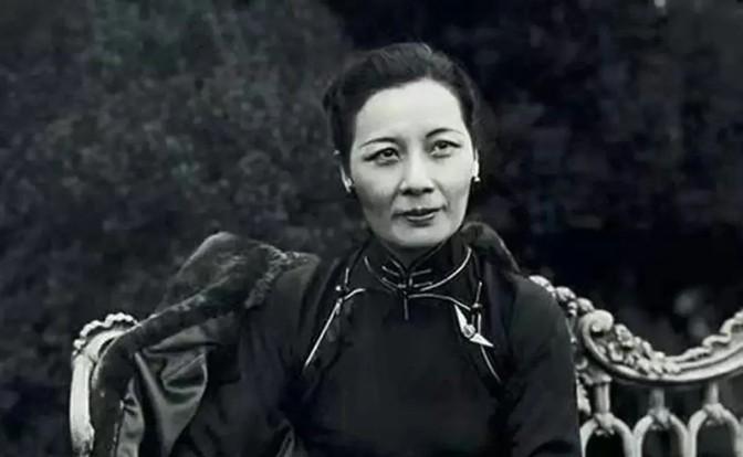 1937年，全国人民捐了5000万两黄金买飞机，宋美龄手握足以购入1300架飞机