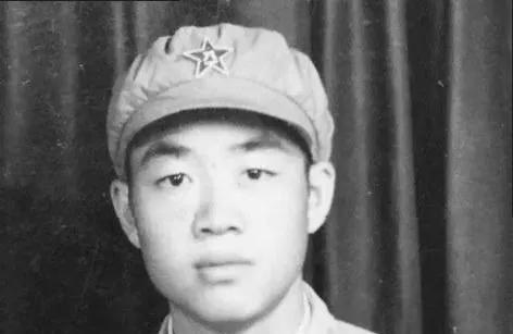 1951年，朝鲜战场，一新兵正擦大炮，突然瞅见，美军阵地有顶奇怪的帐篷。他咬牙跺