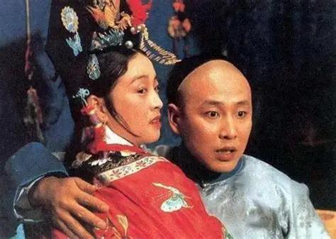 1861年，大清最大的童工正式上岗——6岁的载淳坐上了龙椅，成了同治皇帝。

但