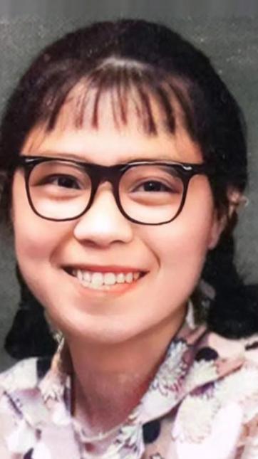 1995年，张桂梅丈夫去世，一天一位女老师摸了摸她的肚子，惊讶的说：“你肚子圆鼓