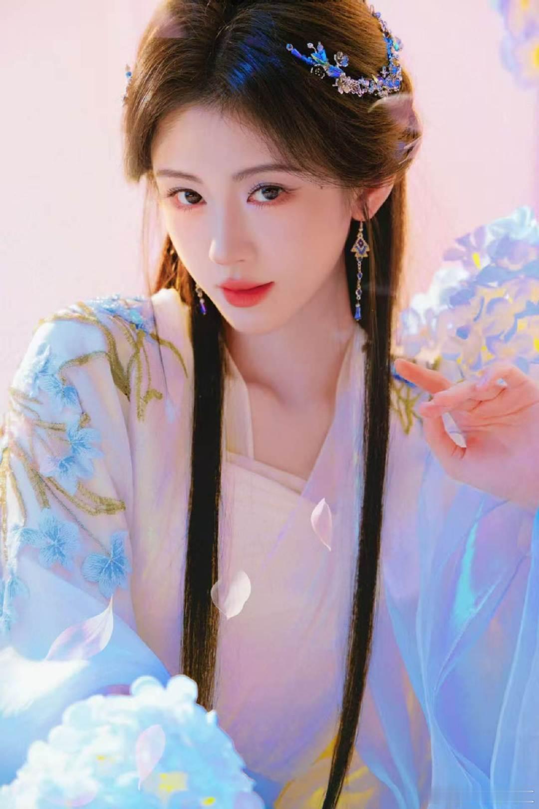 鞠婧祎素衣大片鞠婧祎素衣太仙了 谁来懂一下鞠婧祎这组素衣大片，也太仙了！！ 