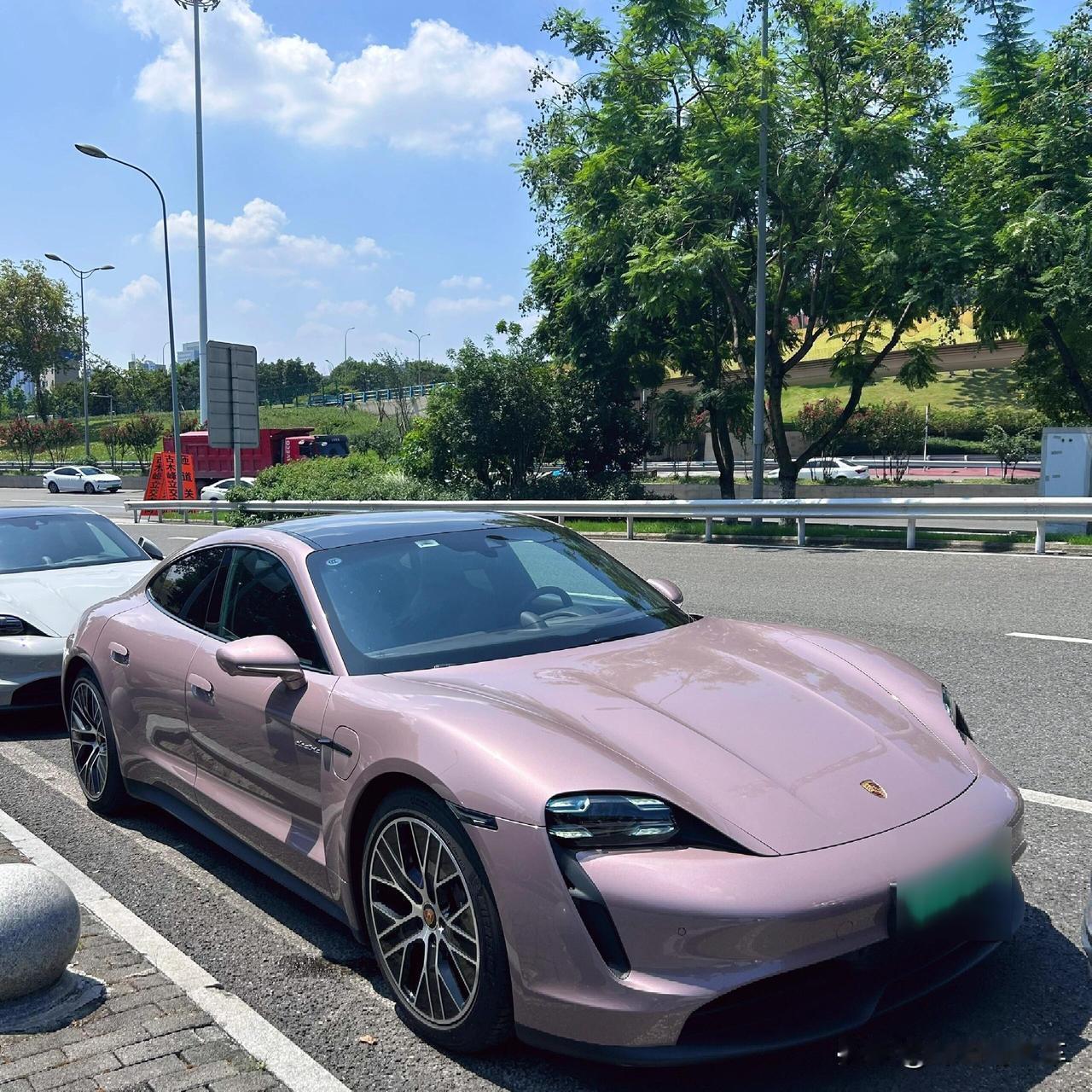 造年轻人的第一台车，而不是最后一台车！
这是今天听到最牛的一句话，只是我们的车企