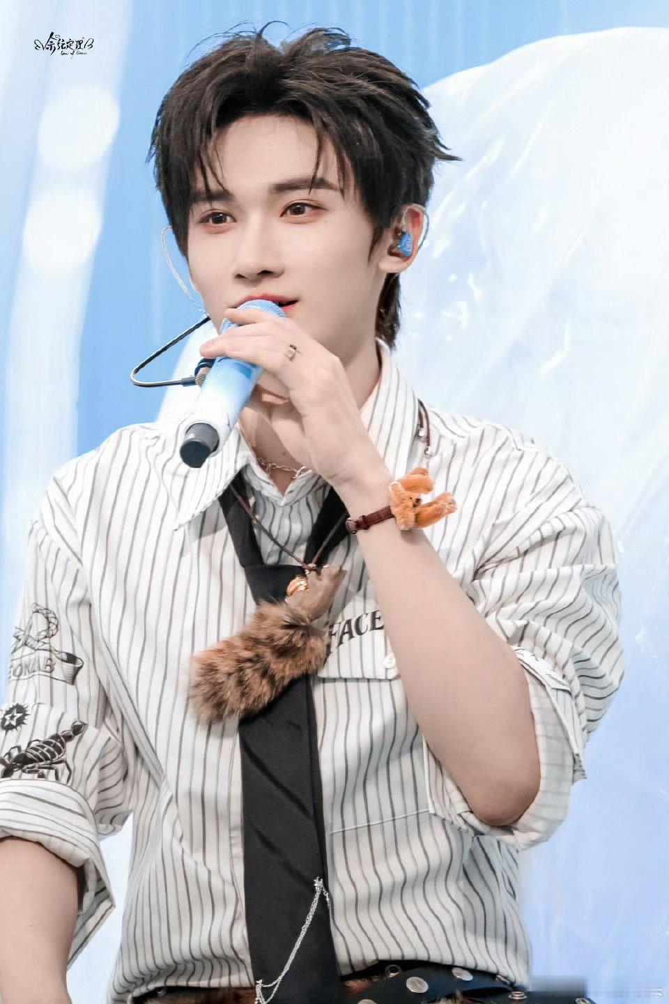 余宇涵直播好美味余宇涵现场脱鞋表演余宇涵也太真实了叭，直播干饭超有食欲，聊到胜负