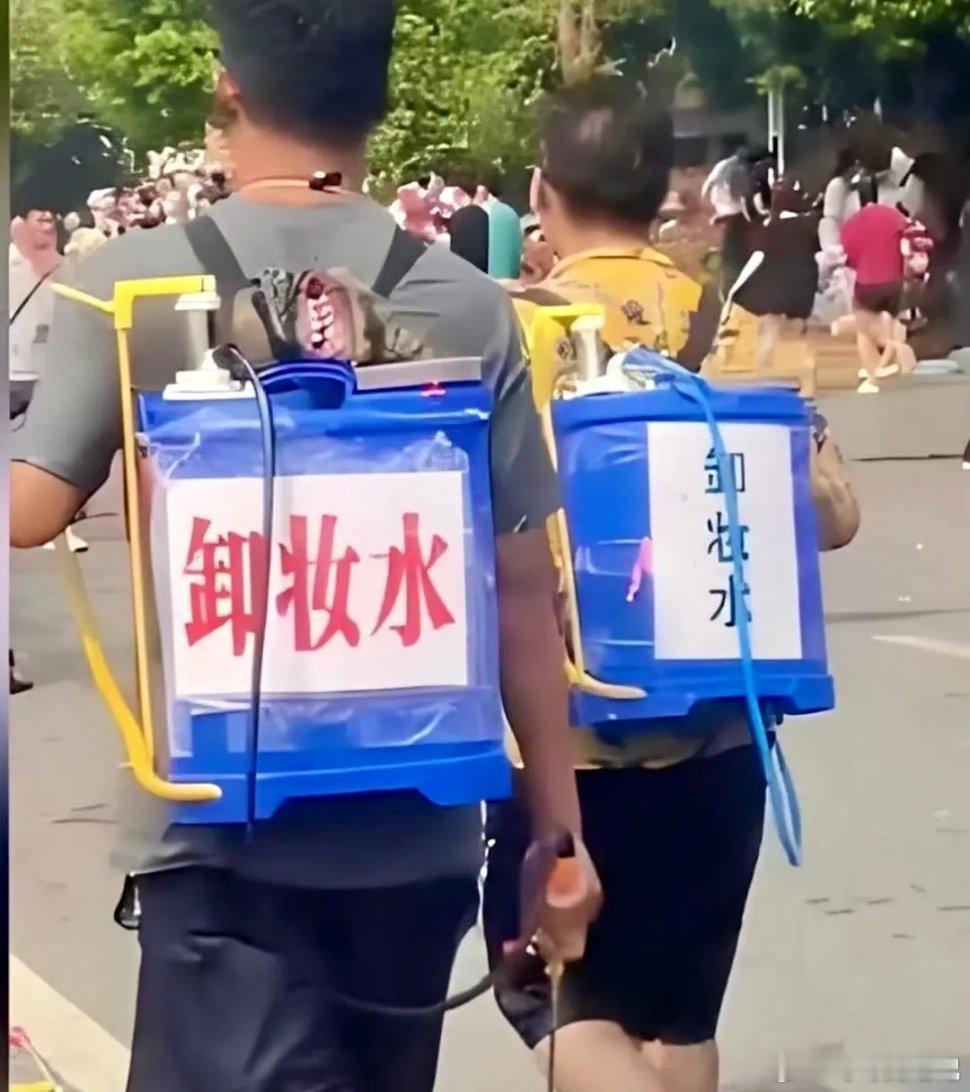 泼水节 性骚扰泼水节变味！电车被强灌水解体冒烟，咸猪手横行，民俗狂欢变闹剧比毁财
