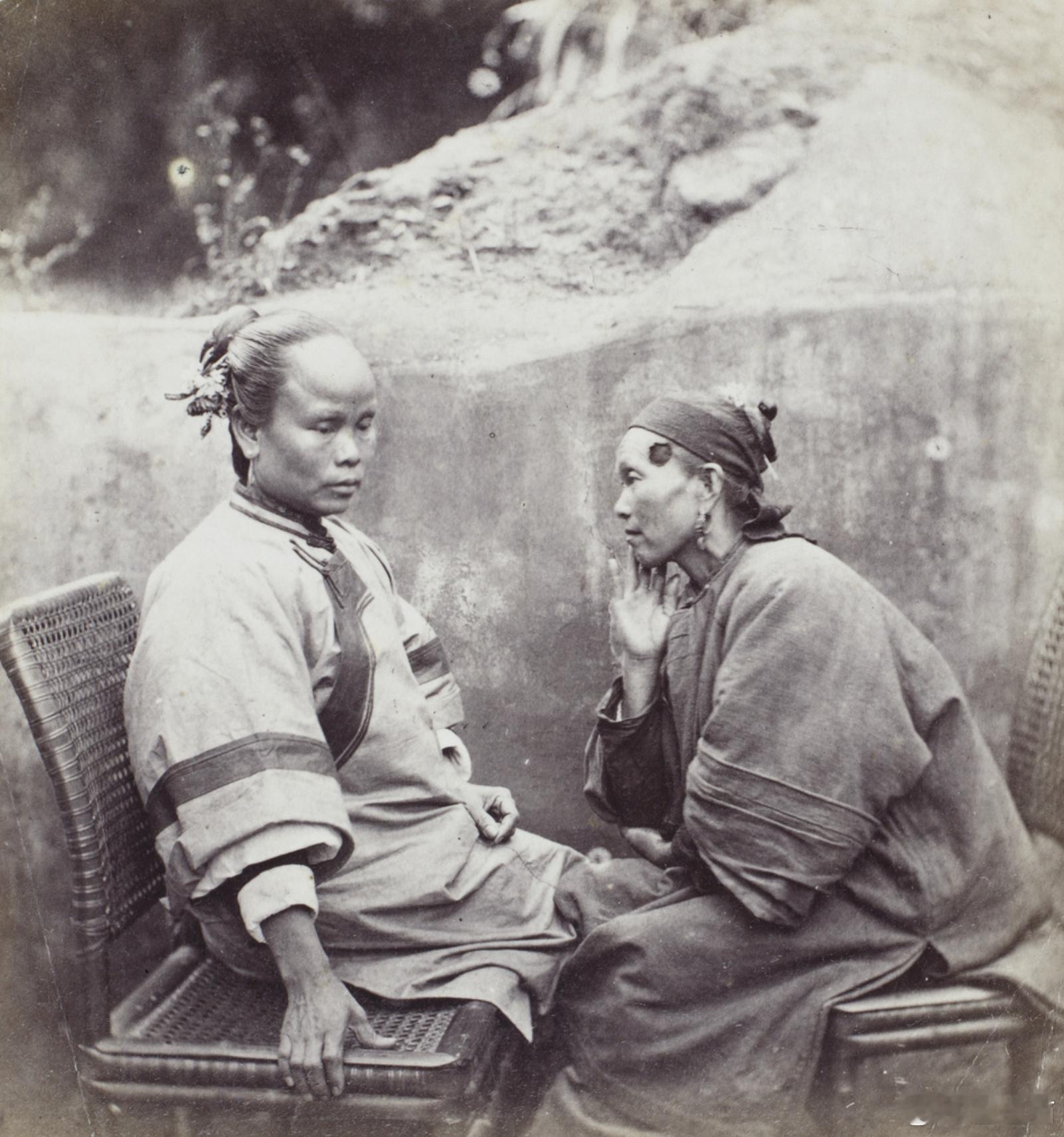 两位正在聊天的女子，福建厦门 ​​​