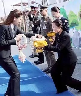 九零后欧拉弄的地位越来越高了，她不但漂亮还有智慧。谁见了她都给她敬礼下拜，一个伺
