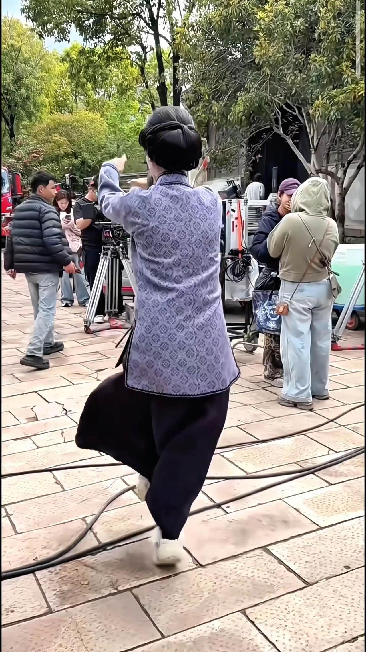 有什么不懂的可以去问她 @杨紫