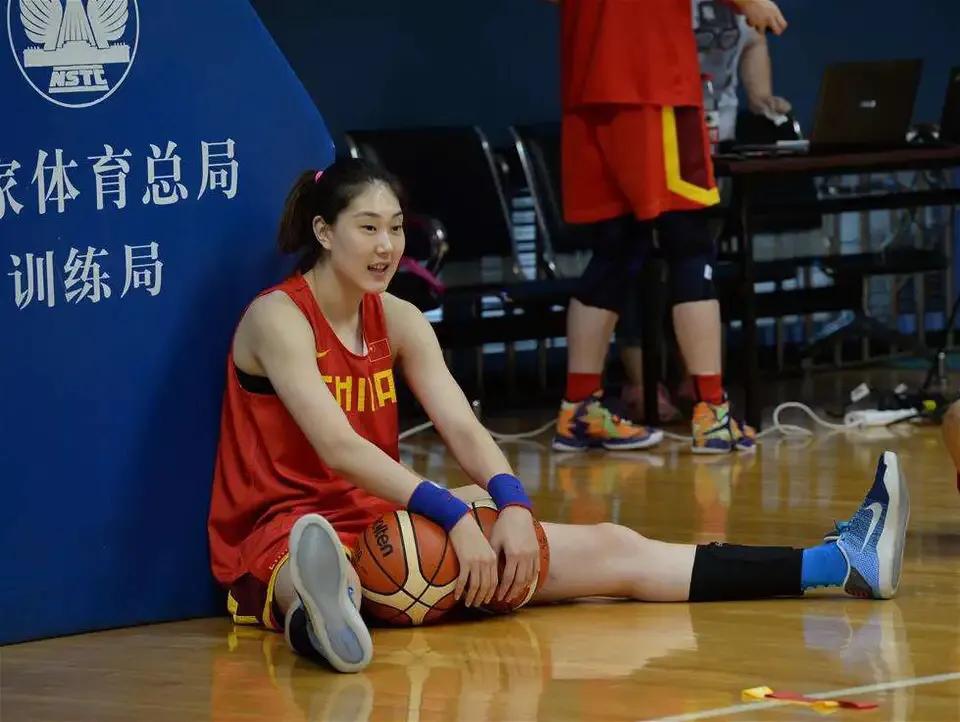 孙梦然再进国家队未必是好事！

因为中国女篮如果还需要一个32岁的老将来撑场面的