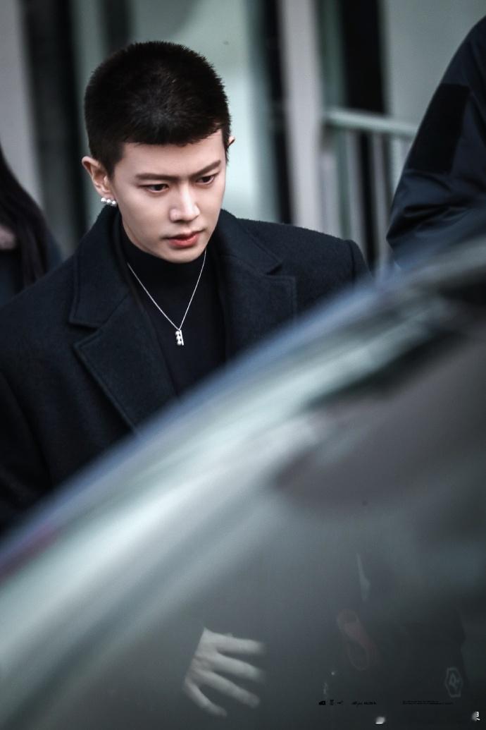 任嘉伦眼神戏任嘉伦在角色中的眼神变化，展现了何贤在面对压力时的脆弱与勇敢，真实而