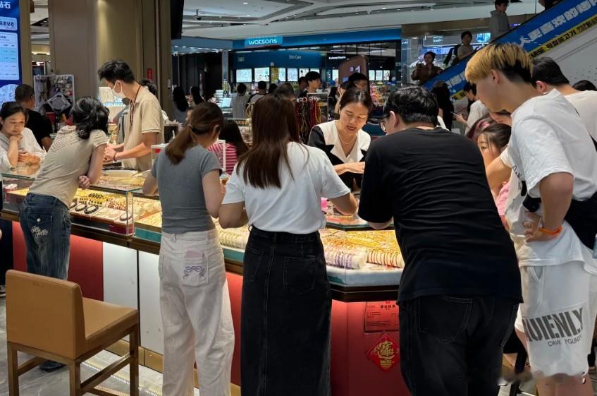 黄金还真是任性，又涨了！真是一点都不给人机会。真的后悔700多一克的时候没把唯品