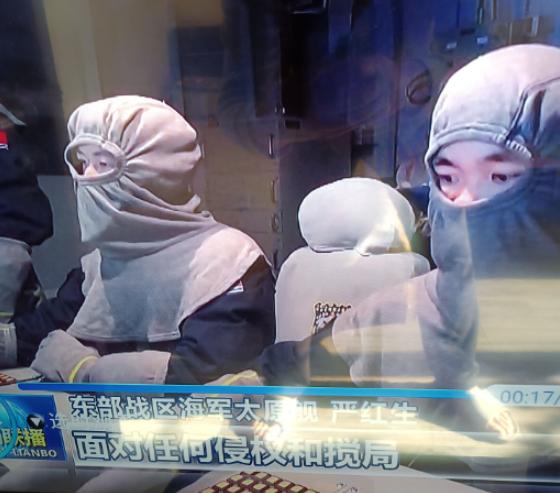 为什么正义使命-2025演习中，我海军指战员都戴上了头套？这头套起什么作用？
