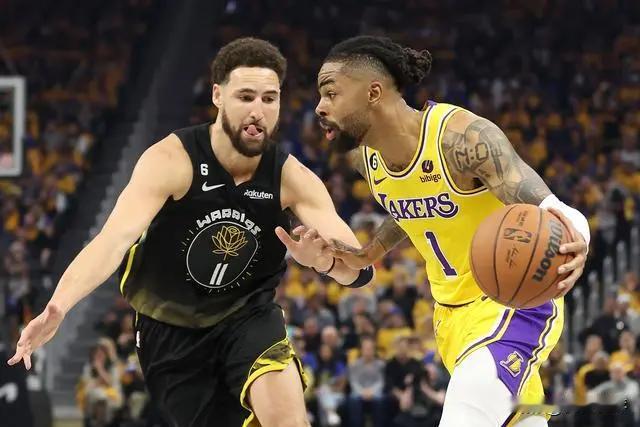 任凭詹姆斯如何游说，克莱-汤普森在最后一刻放弃加盟湖人，最终三年5000多万加盟