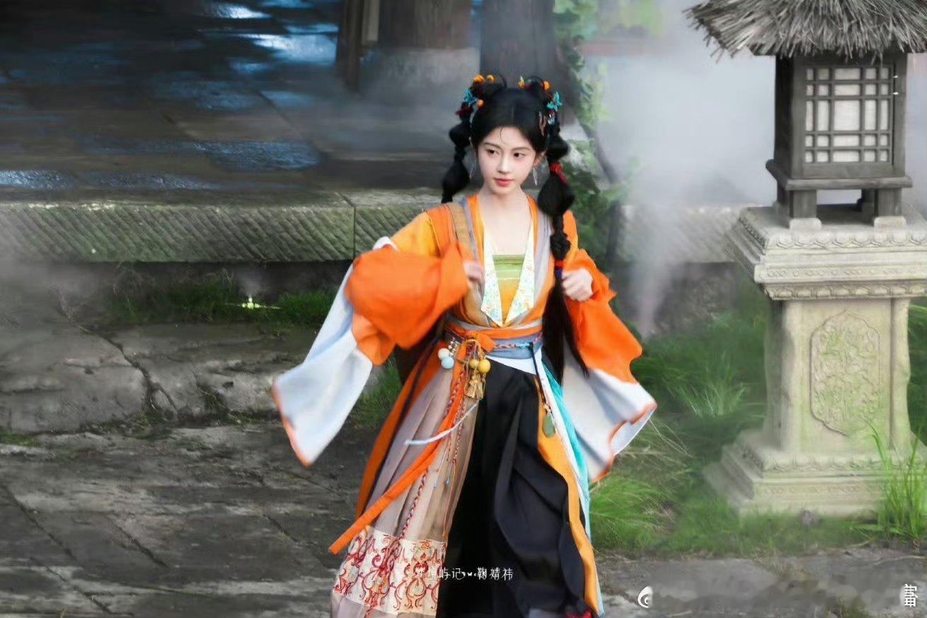 只看造型就已经被吸引了！美女就应该穿五颜六色的衣服，看着就有种明媚的感觉[送花花