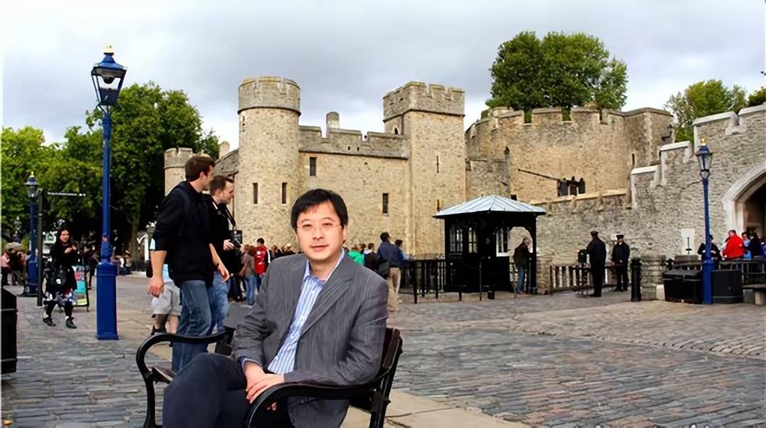 武汉信用投资集团原董事长熊伟，借职务便利虚构170余个虚假身份，伙同200余家“