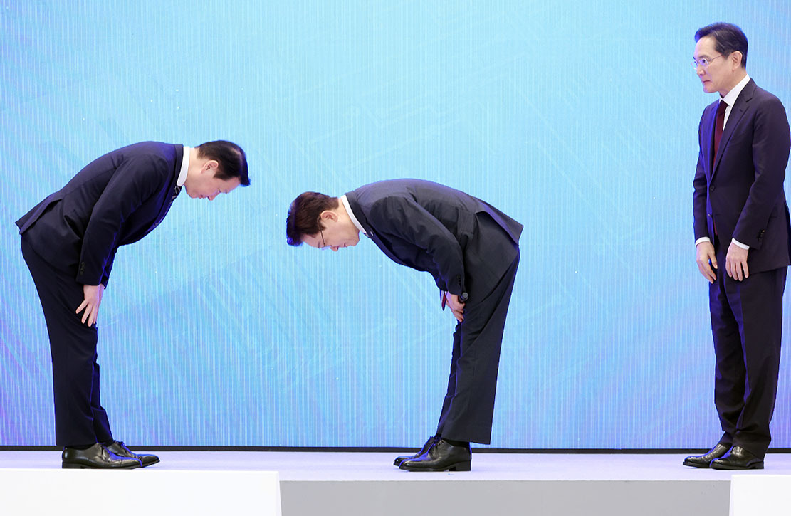 #韩国总统欲向财阀行跪拜大礼#【#韩国总统向财阀90度鞠躬#，甚至“原本想行跪拜