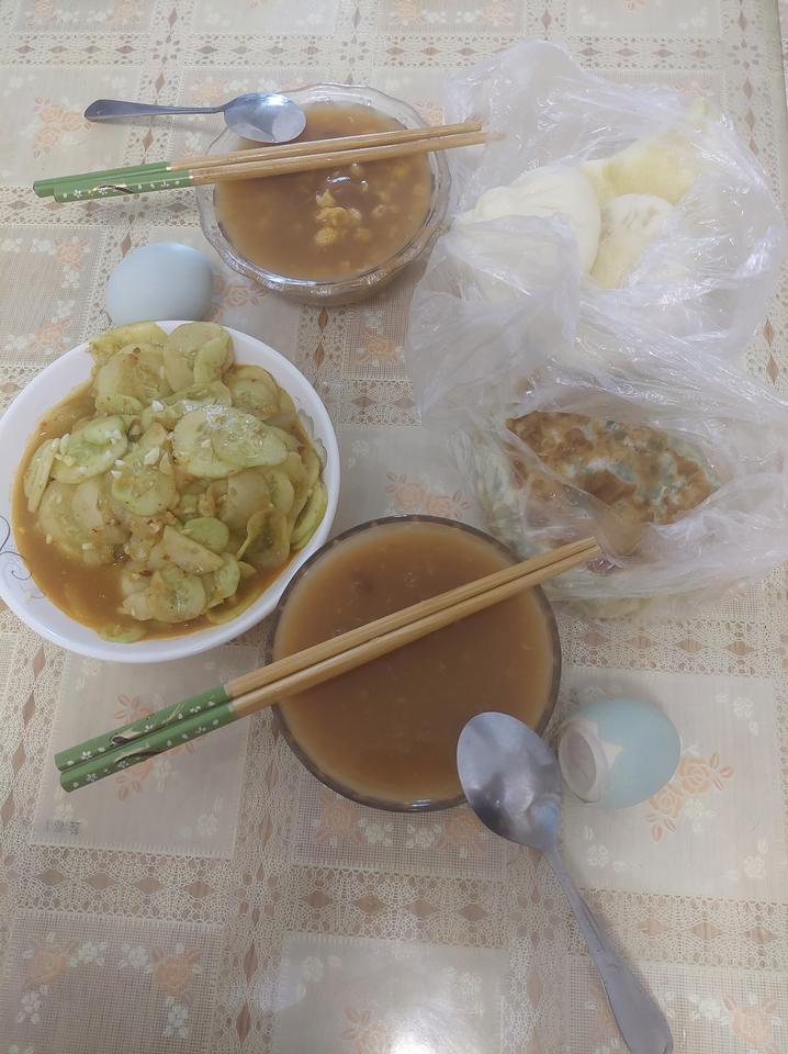 秋天里的第一碗……大碴粥。

夏日燥热的那一段时间，我和爱人的早餐是各吃各的。
