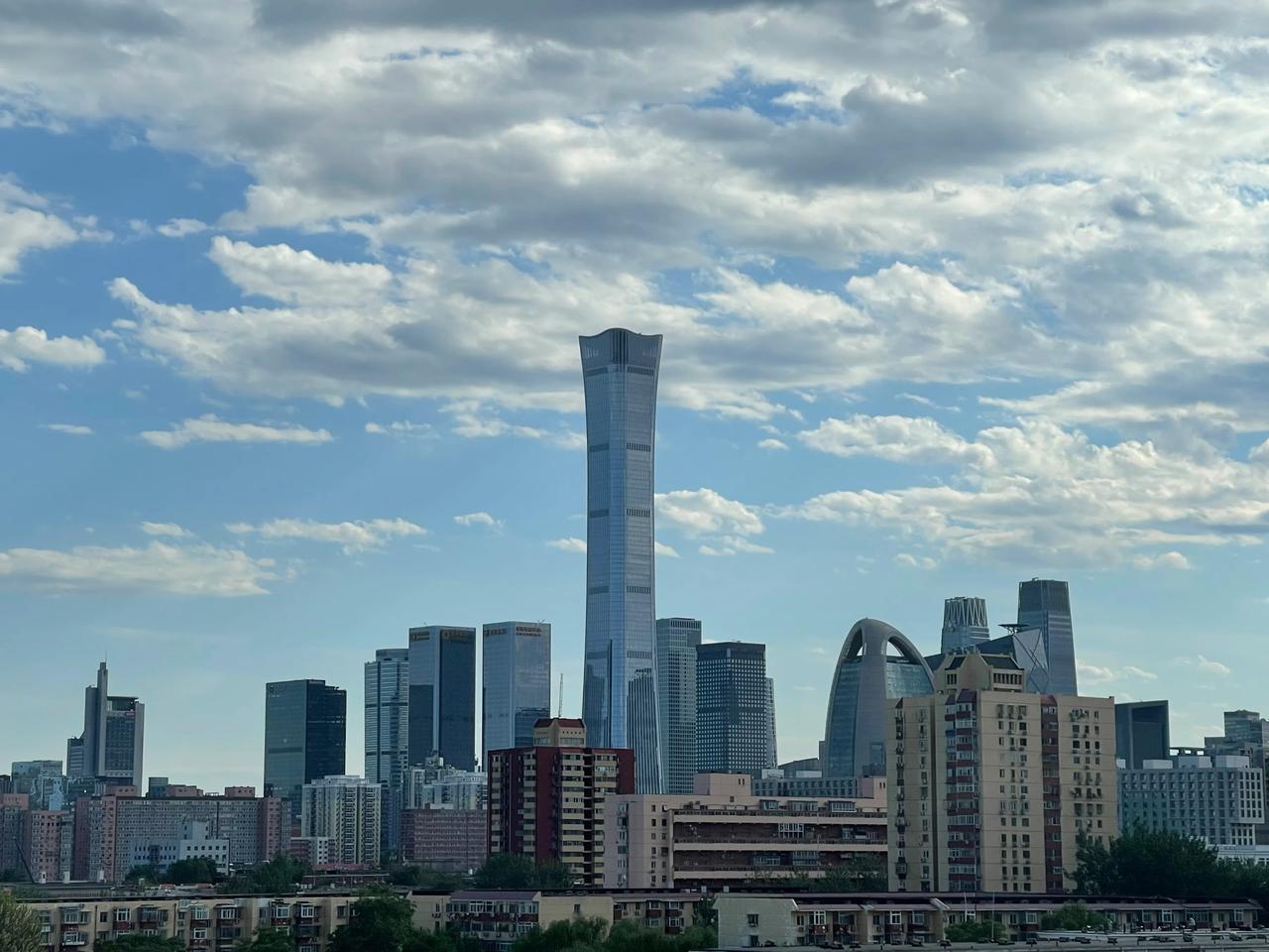 七绝：六一儿童节

逢邻翁妪电梯中，
难掩斯文不往同。
借问熏风何处度，
遮修白