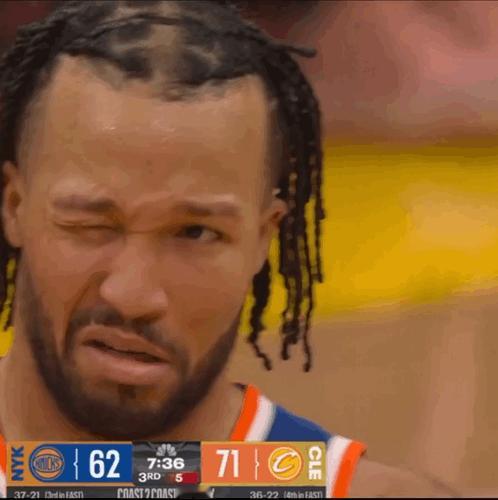 大头vs大胡子：嘿，兄弟，你悠着点，不会想打架吧？（看口型翻译出来的）
布伦森被