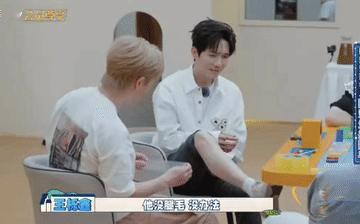 快乐老友记特别企划欢迎来开演唱会
看看节目组设计的这些游戏环节，
粘腿毛，捞着个
