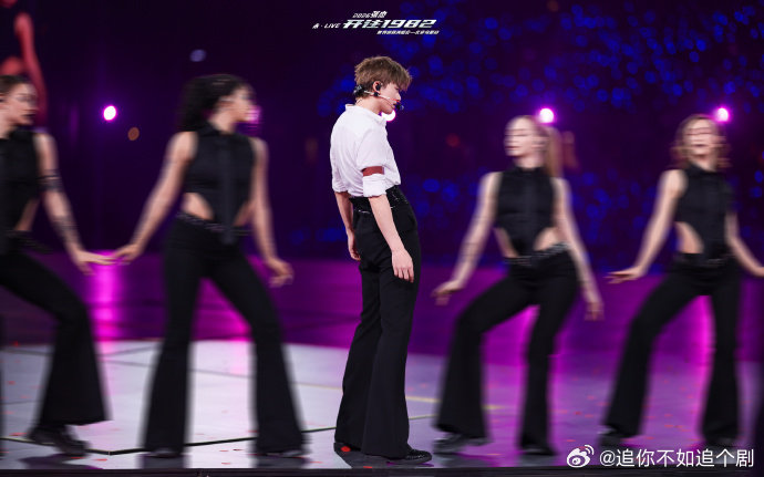 张杰和粉丝对唱看月亮爬上来 本来就是很温柔的一首歌，跟粉丝一起唱感觉更有画面感了