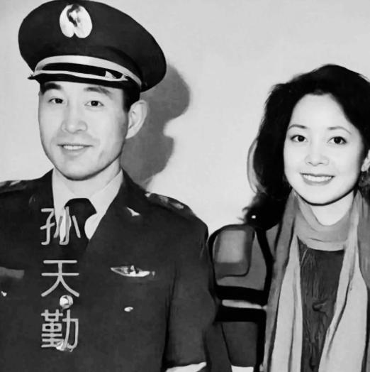 1983年，叛徒孙天勤，镜头中的他穿着军装，嘴角微扬，露出一丝笑容。
 
孙天勤