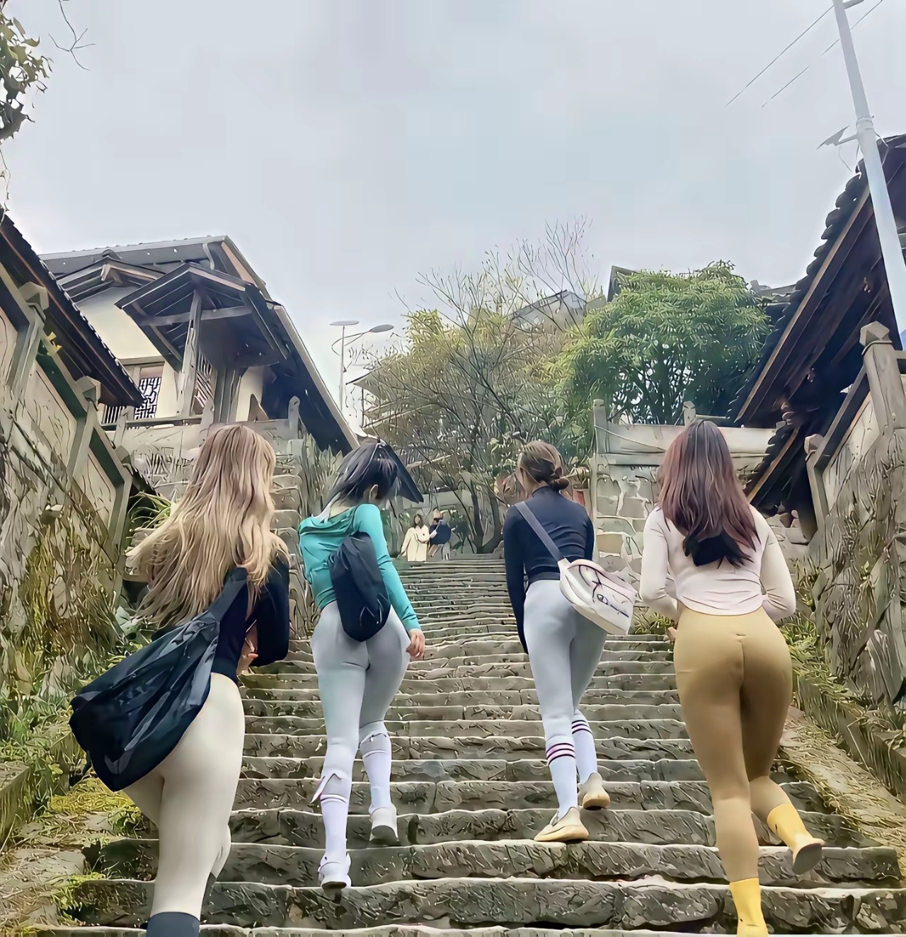 清明假期，还没对象的小伙子赶快去爬山吧。 