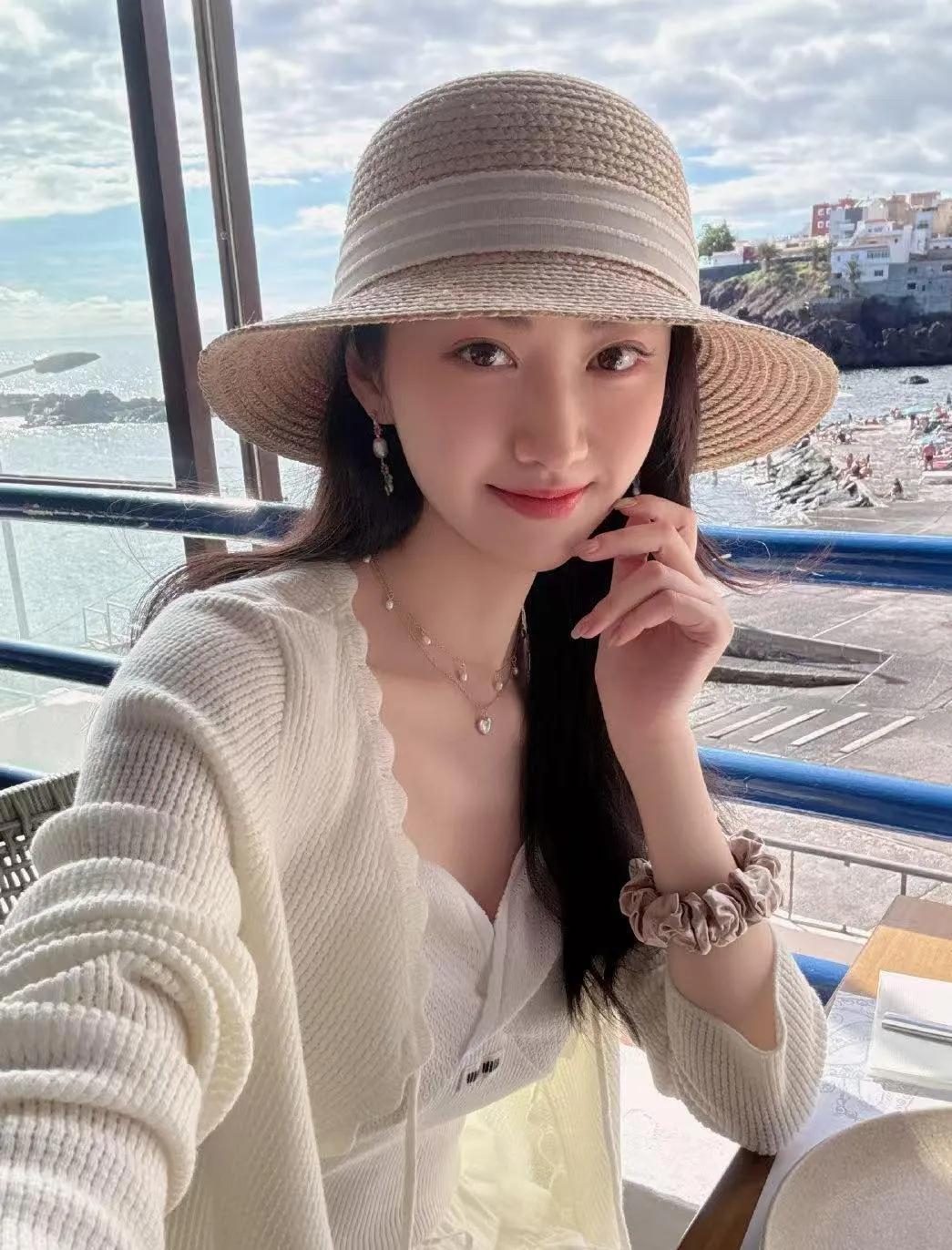 景甜的海边穿搭，简约又高级！
 
一袭白裙配米色针织开衫，再加上一顶草帽，清新又
