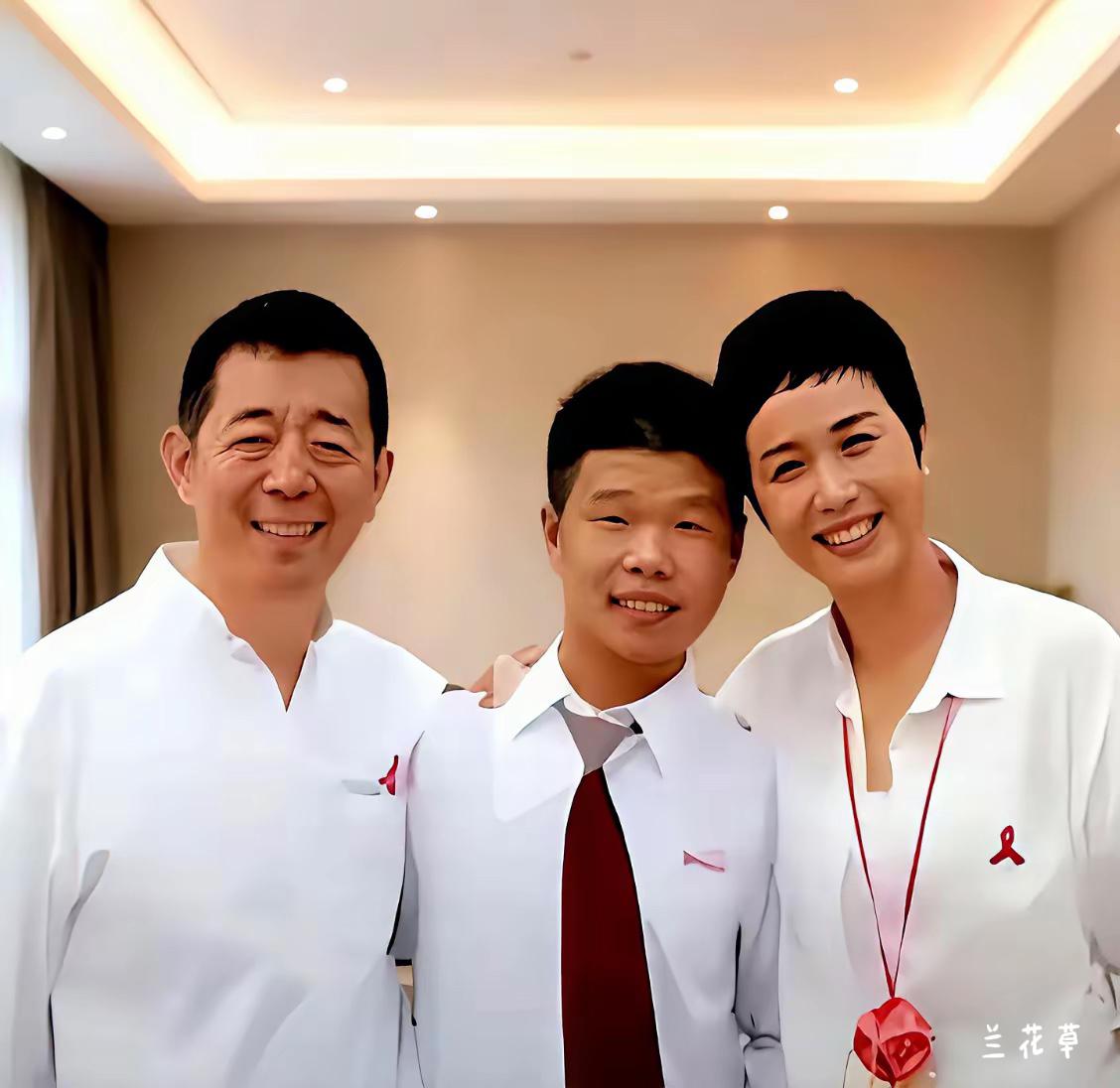 蒋雯丽、顾长卫和他们的儿子顾和和。  
儿子完美继承了爸爸的长相基因，蒋雯丽亏了