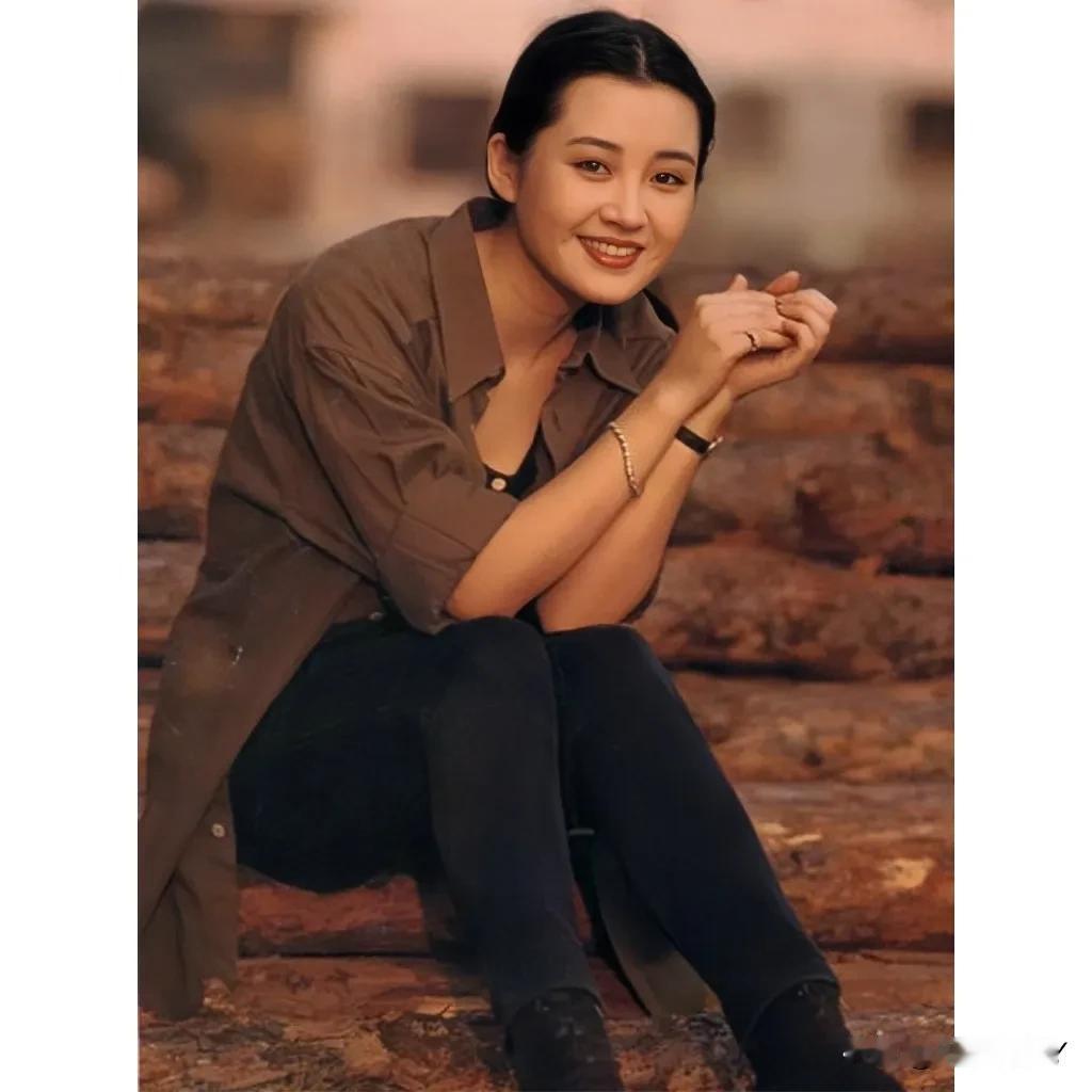 这才是90年代的第一美女，在那个没有美颜没有滤镜的年代，她美得不可方物！你们都有