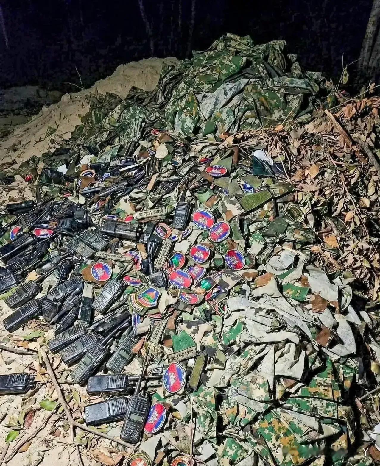 泰柬边境冲突正酣，泰国军方发言人苏拉桑·孔西里少将直接上演“硬刚名场面”，把特朗