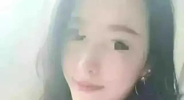 在这个忙碌喧嚣的时代，人们往往会忽略那些不知名的老人。最近，在罗县的一个小小区里